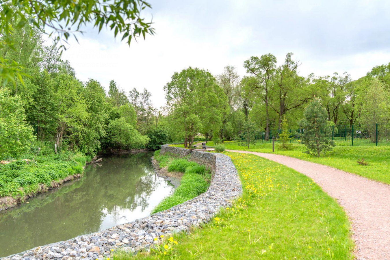 Река Десна протекает по территории поселка Усадьба Бергов