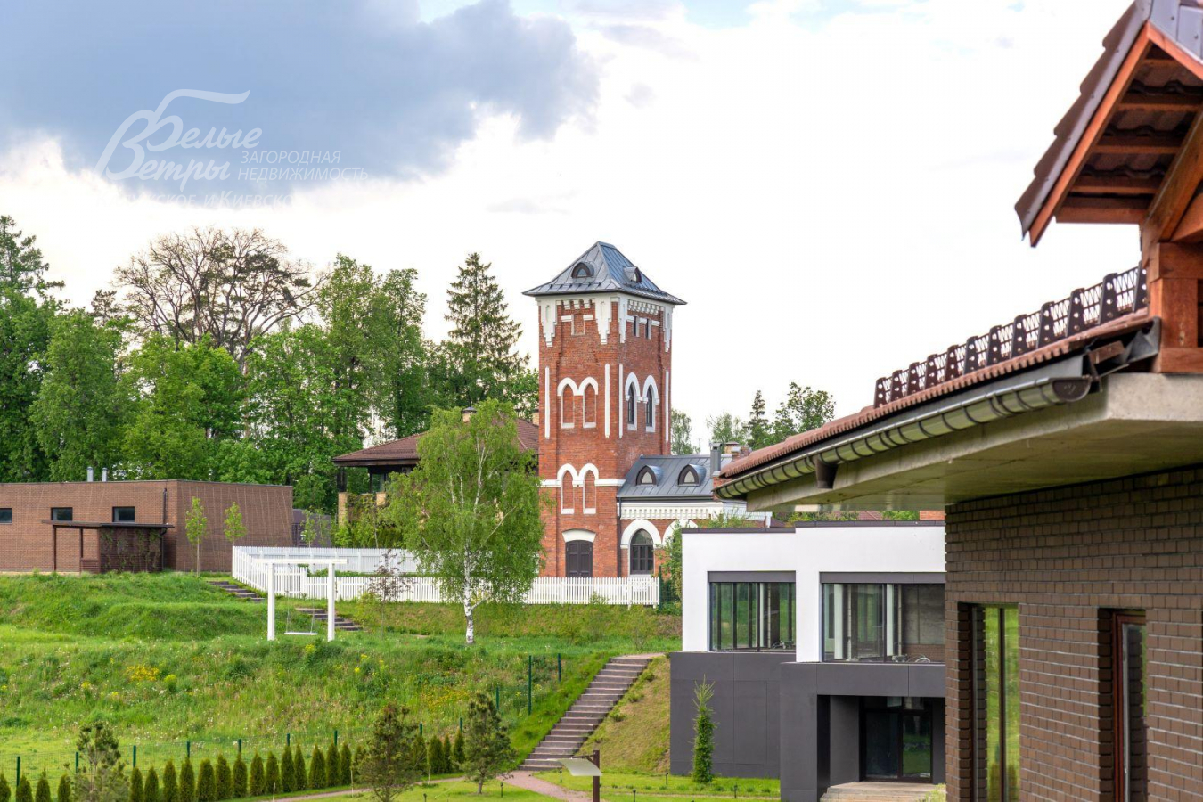 Старинная водонапорная башня в поселке Усадьба Бергов