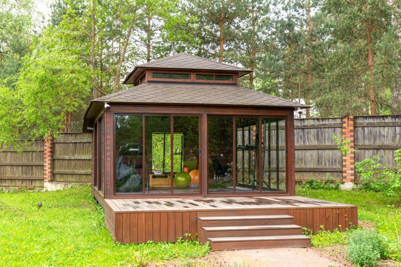 Павильон для занятий йогой в поселке Усадьба Бергов