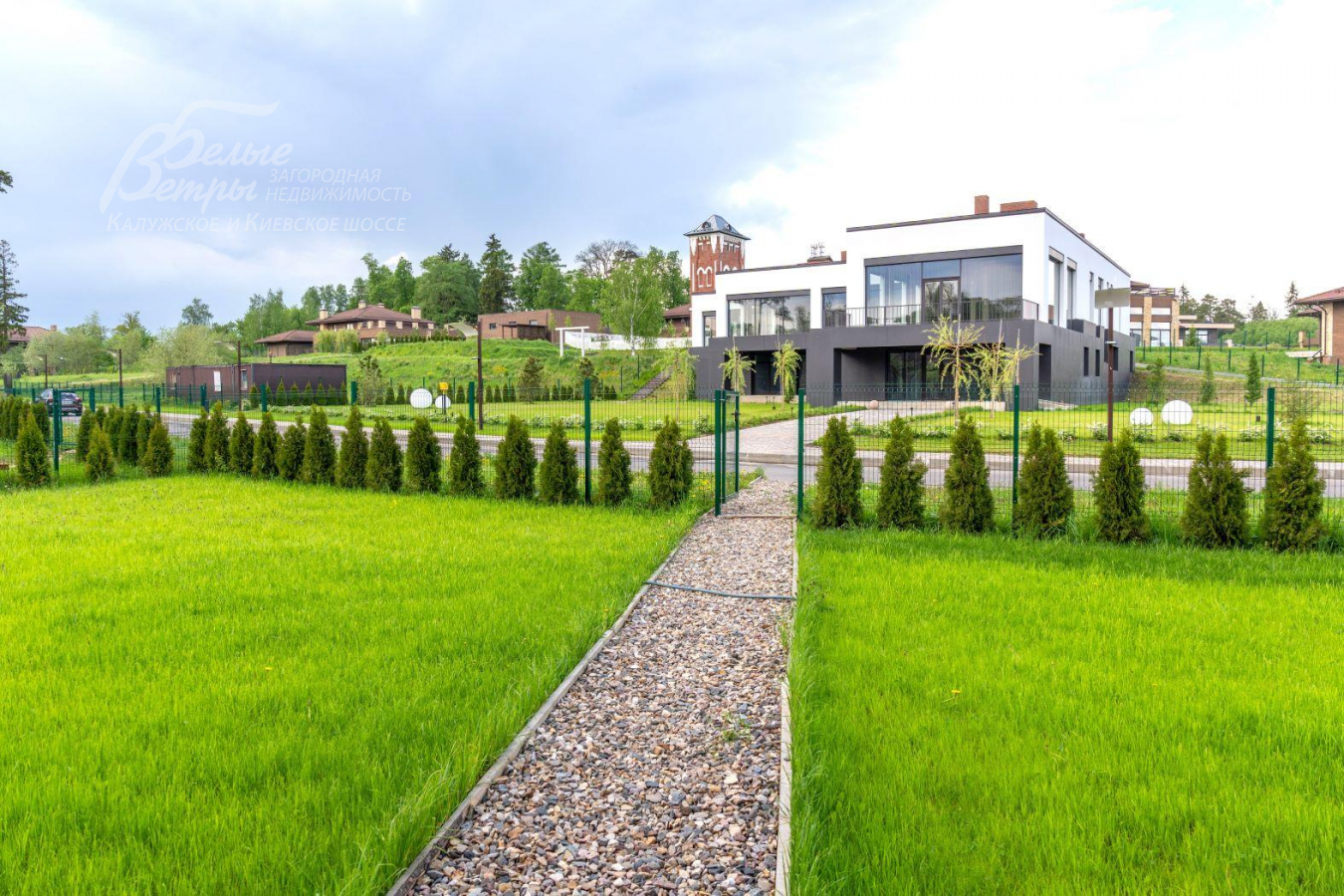 Спортивный клуб с бассейном, банями, спортзалами, с кафе и конференц-залом