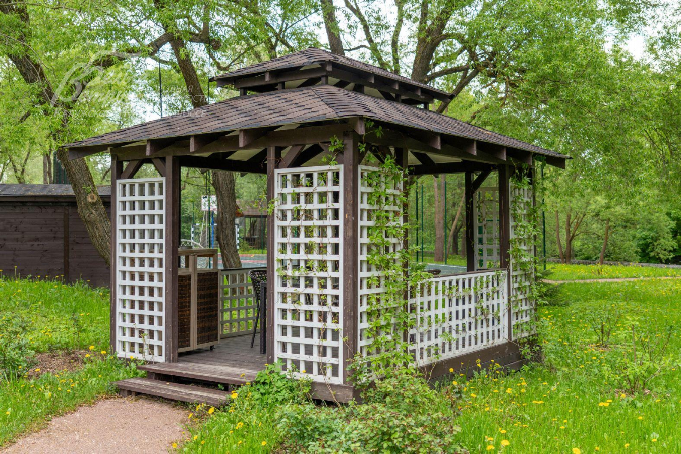 Уютная беседка в зоне отдыха 